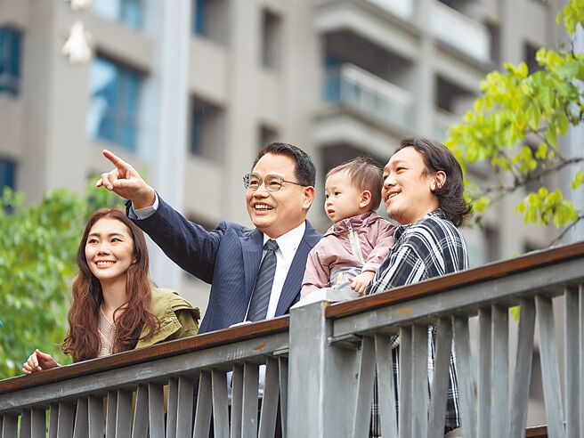 林耕仁提出「就业我帮」、「创业我挺」、「安居我顾」及「青年参与」4大青年政策。（林耕仁竞办提供／陈育贤新竹传真）