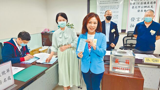 台北市選委會17日舉辦第14屆內湖、南港議員選舉公辦政見發表會，多名候選人搶搭「內湖交通」熱潮，祭出多項交通改善方案。圖為候選人抽籤發表號次。（黃婉婷攝）