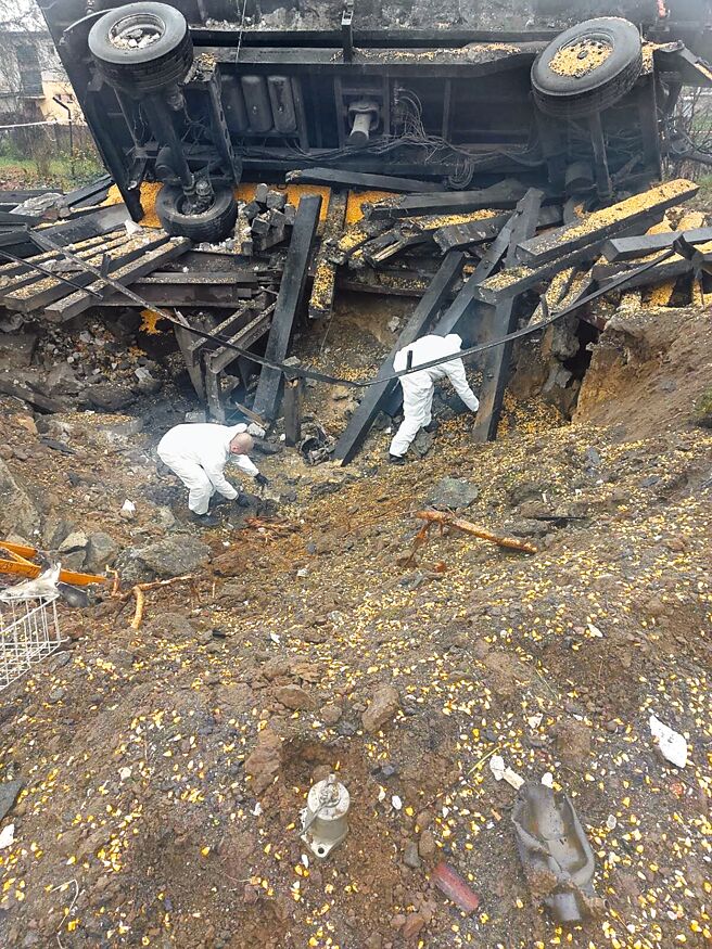 烏克蘭總統澤倫斯基16日堅稱，15日落在波蘭村莊普熱沃多夫（Przewodow）、導致二人死亡的飛彈並非來自烏軍。圖為專家們在事發現場調查。（摘自波蘭國家警察官網）