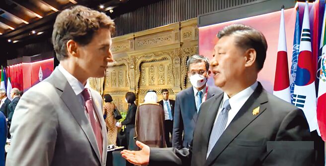 中国国家主席习近平（右）于印尼峇里岛G20峰会期间，当面向加拿大总理杜鲁道（左）表达双方私下对话被媒体公开的不满。（摘自网路）
