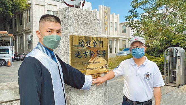 金门县长候选人杨镇浯提告对手陈福海在社区座谈会后发送百元蛋糕餐盒涉贿选，陈福海昨日上午委由律师与竞选幕僚具状前往地检署，按铃申告杨镇浯3大罪嫌。（于家麒摄）