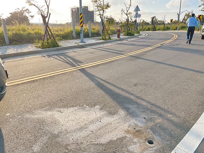 桃园市新工处发现草漯重划区被未经许可钻心后前往勘查，发现有3处遭开挖后未回补。（桃园市新工处提供／赖佑维桃园传真）