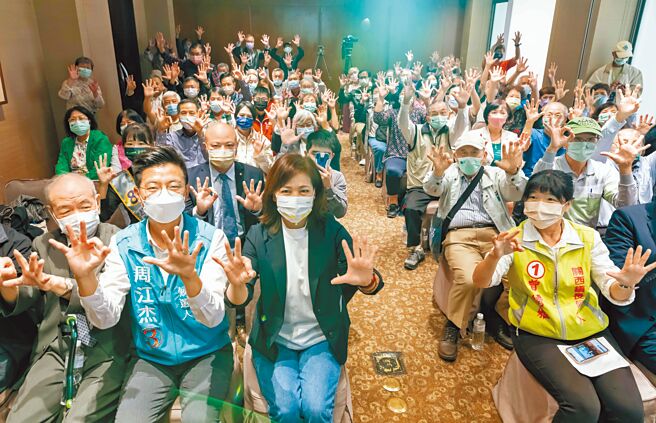 民進黨新竹市長候選人沈慧虹（左三）17日參加學術界與台派政黨挺沈慧虹、周江杰（左二）聯合記者會。（陳育賢攝）