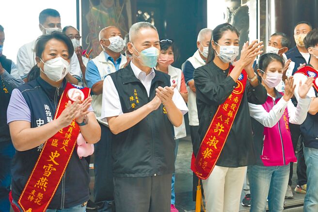 国民党南投县长候选人许淑华17日率同党候选人，于名间乡受天宫参拜，争取选民认同。（杨静茹摄）