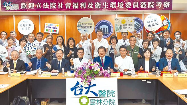 雲林縣長候選人、立委劉建國（前排右三）17日台大雲林分院虎尾院區聆聽國家級高齡醫學暨健康福祉中心設立進度。（劉建國競選總部提供／周麗蘭雲林傳真）