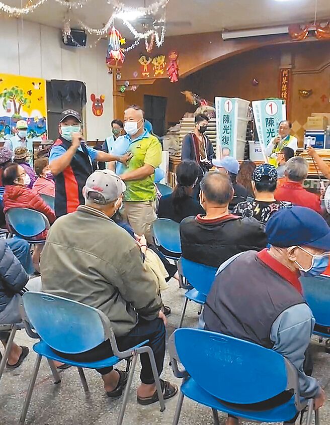 澎湖龙门村长洪瑞达率领「反风车自救会」的群眾闯入陈光復的说明会场，指控陈光復当县长时动用警察权企图镇压抗议的村民。（幸福龙门脸书／张茂雄澎湖传真）