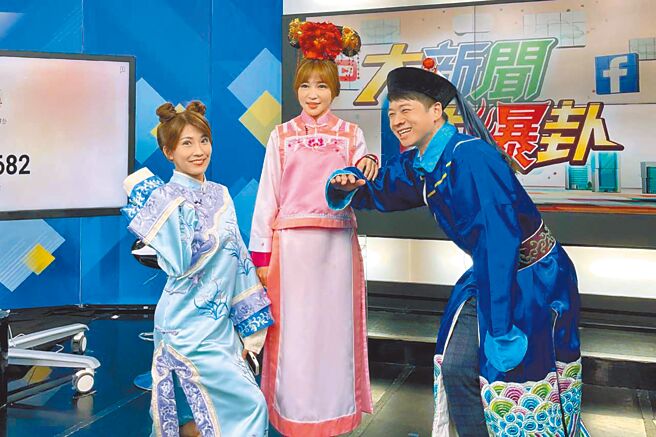 马千惠（中）换上格格装，庆祝频道订阅数破新高，李佩瑄（左）、许甫特地探班恭喜。（中天新闻提供）