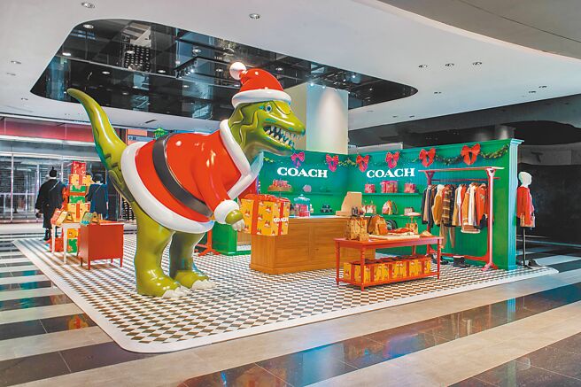 COACH HOLIDAY系列主题快闪店将巡迴新光三越台北信义A11、台中中港店1楼。（COACH提供）