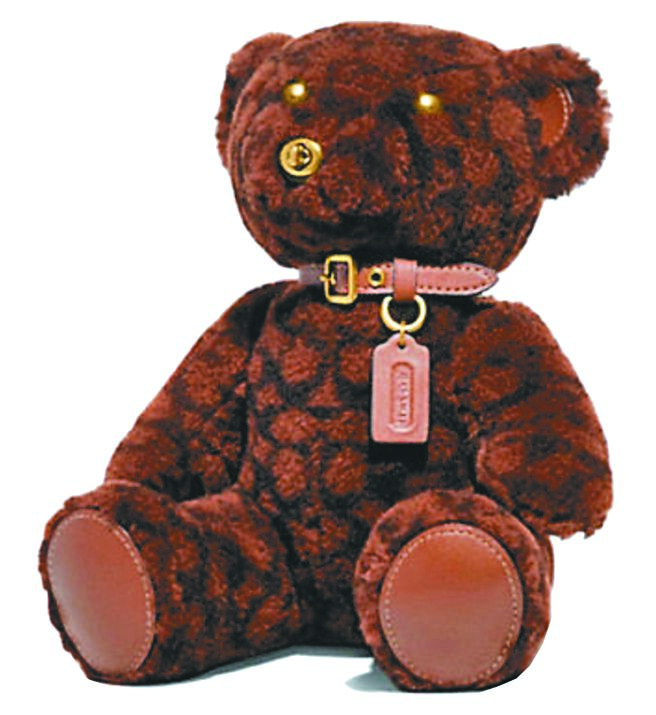 COACH经典SIGNATURE SHEARLING收藏小熊公仔，2万1800元。（摘自COACH官网）