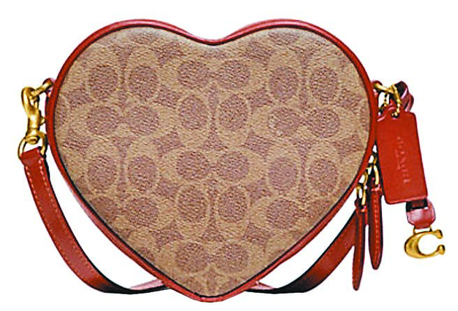 COACH HEART经典SIGNATURE帆布斜背手袋，1万4800元。（摘自COACH官网）