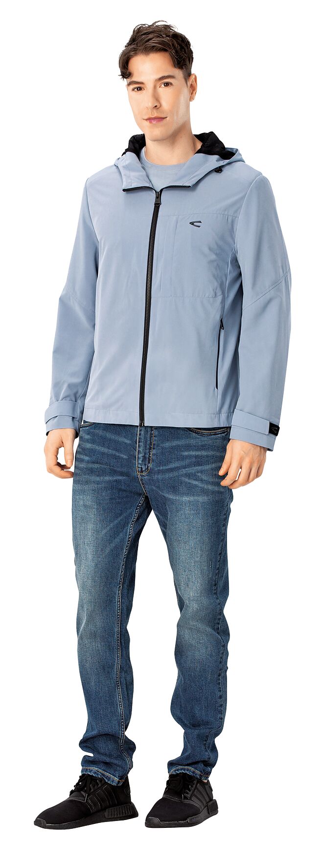 SOGO復兴馆camel active防风机能外套，原价8980元，特价6200元，限量15件。（SOGO提供）