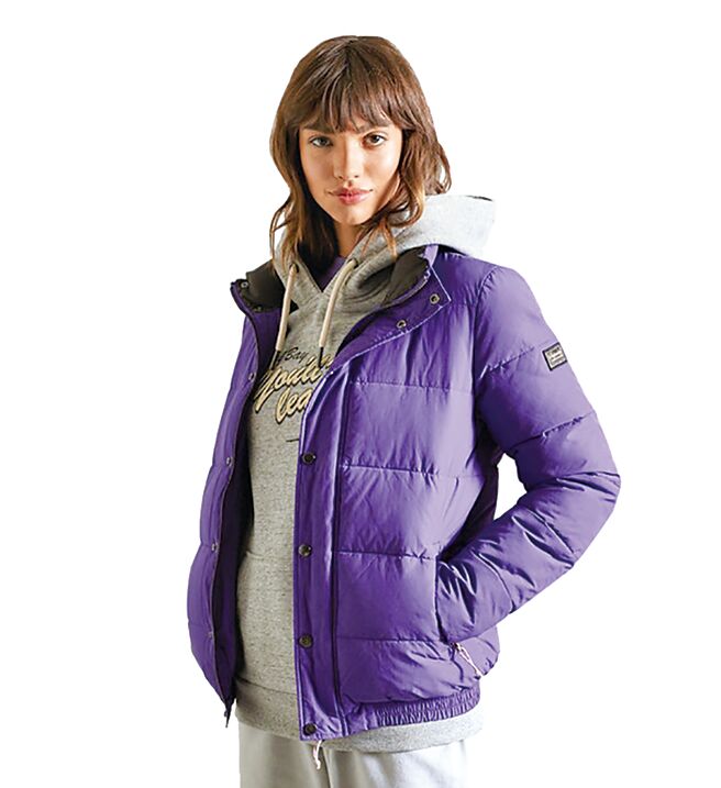 SOGO忠孝馆SUPERDRY保暖外套，原价4080元，特价2299元，限量50件。（SOGO提供）