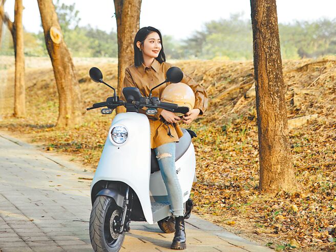 宏佳騰綠牌智慧電車Ai-4 Ever，以美型實用輕巧好騎等特色，廣受女性消費者青睞。（宏佳騰提供）