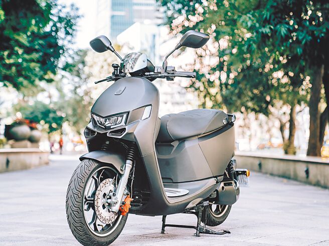 Ai-1 Ultra ABS選配CROXERA M智慧後照鏡之後，整體外型更添耀眼型格。（宏佳騰提供）