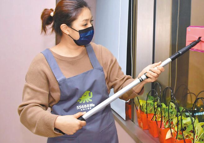 大扫除耗时耗力，不少人交给居家清洁服务业者代行。（摘自生活大管家官网）