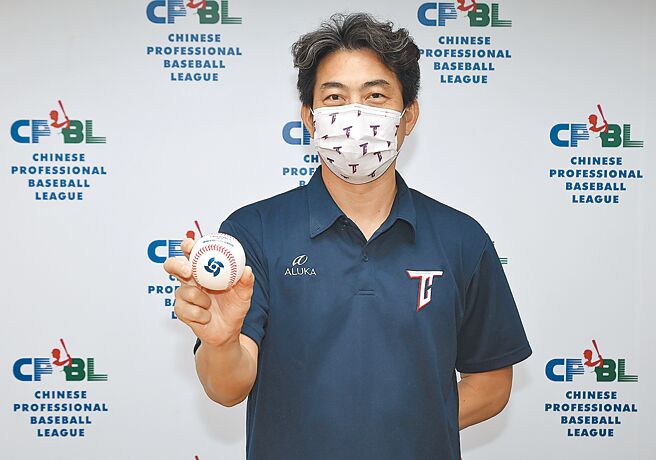 中华队昨日敲定经典赛50人大名单，总教练林岳平手持WBC官方比赛用球。（中央社）