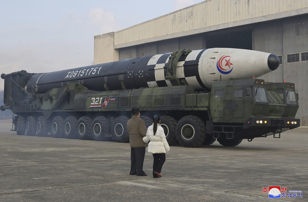 北韩领导人金正恩18日亲赴平壤顺安视察洲际弹道飞弹「火星17型」（Hwasong-17）试射，父女俩手牵手罕见同框。 图/美联社(photo:ChinaTimes)