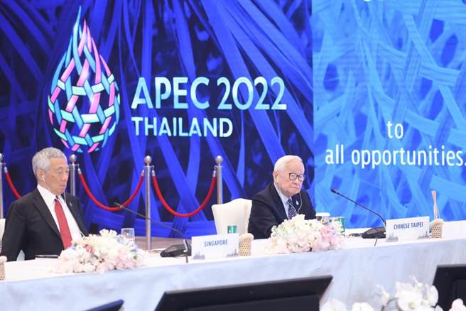 2022亚太经济合作会议（APEC）经济领袖第一场闭门会议18日在泰国曼谷举行，台湾领袖代表张忠谋（右）座位被安排在新加坡总理李显龙（左）隔壁。（图／中央社）