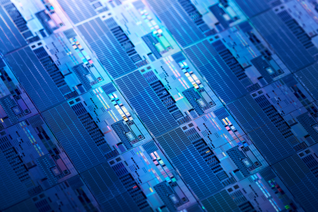 半导体业界一种称为晶粒或小晶片的技术，它使用先进的封装技术连接功能不同的数个晶片，让它可以赶上或超越最先进制程晶片的工作效率。（图／Shutterstock)