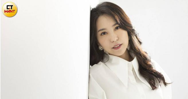 外型神似洪晓蕾的高毓璘，开始新闻并坐上主播台都很顺利。（图／庄立人摄）