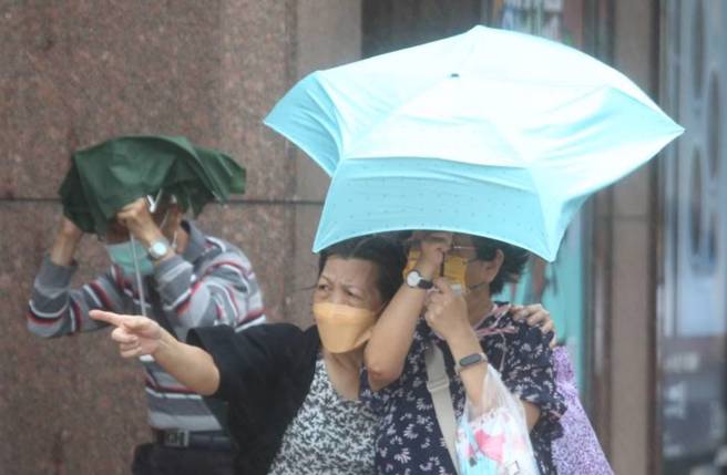 今高溫飆34度，明起變天。（本報系資料照）