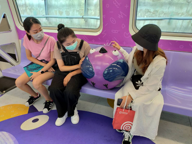 一名女網友抱怨，昨日搭乘桃園機場捷運線，車廂一位難求，但其中一個座位卡了龐大的裝置藝術「紫鳥」，令她不滿怒轟。（圖／翻攝自桃捷官方網站）