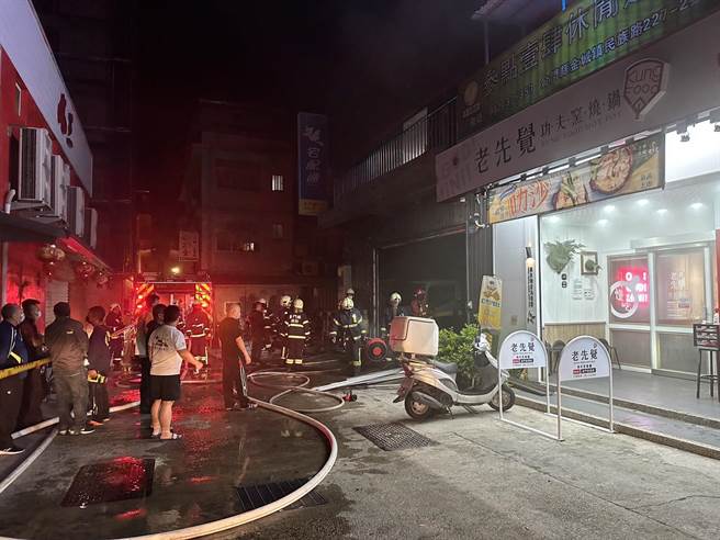 金門金城鎮市區某宅配貨運公司之鐵皮倉庫今(19)日凌晨發生一起火災意外，消防局獲報後立即派遣各式消防車計10輛、職義消37名前往現場搶救(圖／金門縣消防局提供)