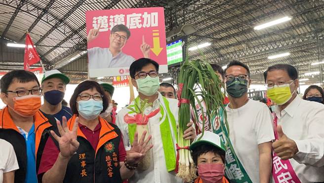 民进党高雄市长候选人陈其迈今到果菜市场拜票。（洪靖宜摄）