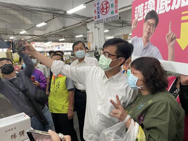 民进党高雄市长候选人陈其迈今到果菜市场拜票。（洪靖宜摄）