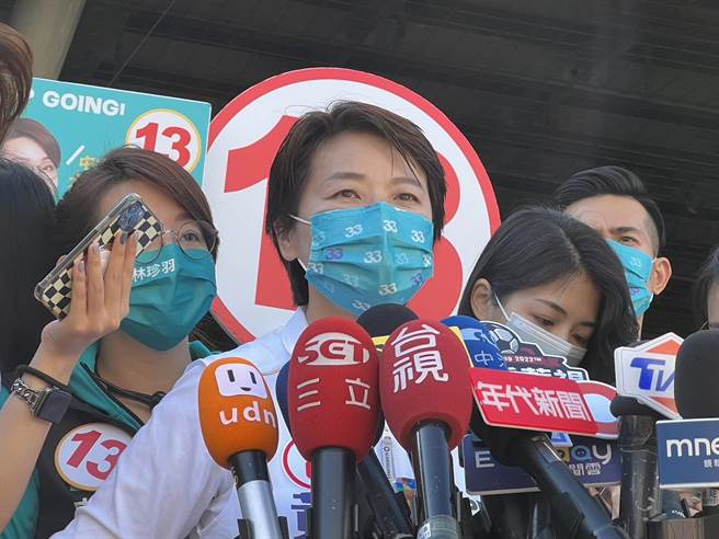无党籍台北市长候选人黄珊珊表示今上午前往荣滨市场扫街拜票，会后受访。（陈薏云摄）