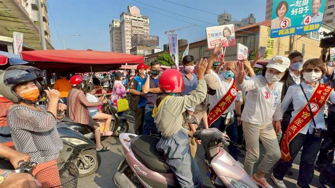 国民党高雄市长候选人柯志恩前往凤山、前镇区交界的肉豆公市场及瑞兴市场扫街。（柯宗纬摄）