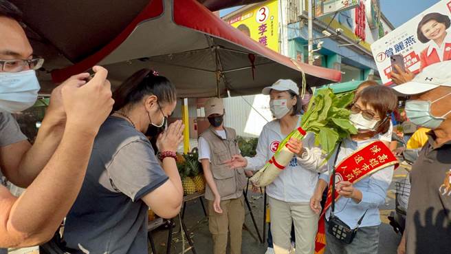 国民党高雄市长候选人柯志恩前往凤山、前镇区交界的肉豆公市场及瑞兴市场扫街。（柯宗纬摄）