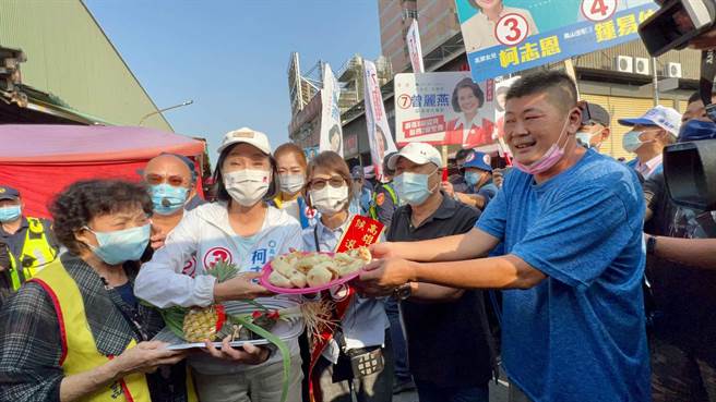 国民党高雄市长候选人柯志恩前往凤山、前镇区交界的肉豆公市场及瑞兴市场扫街。（柯宗纬摄）