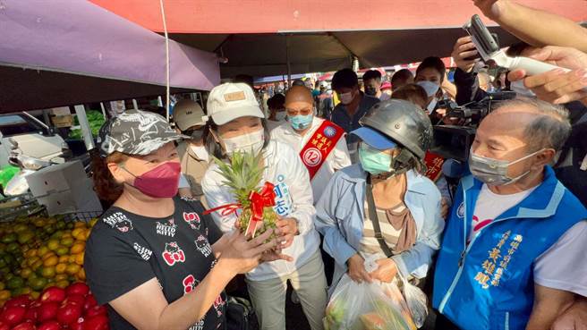 国民党高雄市长候选人柯志恩前往凤山、前镇区交界的肉豆公市场及瑞兴市场扫街。（柯宗纬摄）