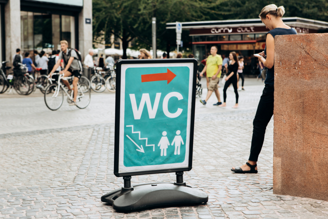 急上厕所却不知该怎么辨认男女厕，引起网友讨论。（图／shutterstock）