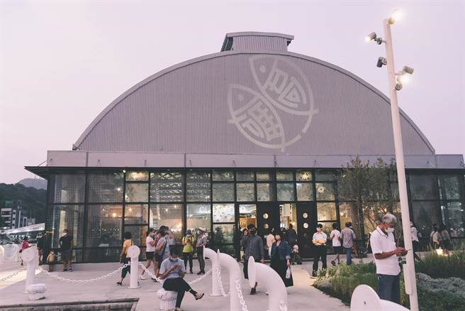 全台最美魚市場「鼓山魚市場」遊客人潮滿滿。（柯宗緯翻攝）