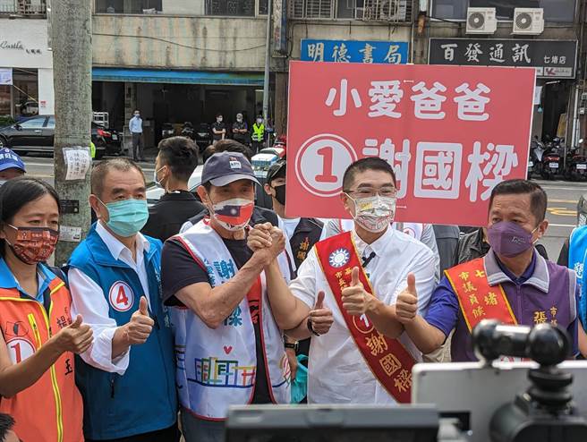 前总统马英九与国民党基隆市长候选人谢国梁19日上午扫街拜票前，先来个「胜利之握」。（张志康摄）