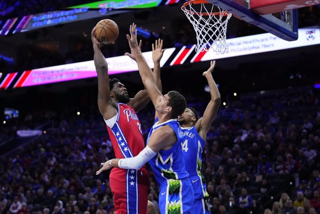 恩比德无视阿提托康波(右)、布鲁克罗培兹两名公鹿长人防守强攻禁区。(路透)