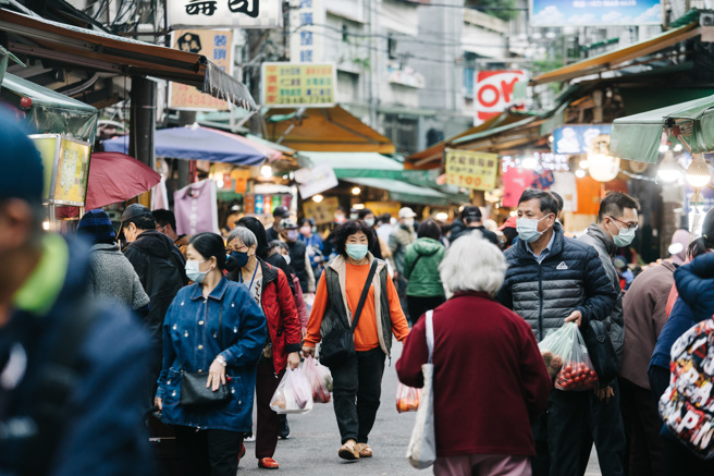 一位男子在菜市场摆摊卖凉粿，遇到同学时却常被嘲笑。（示意图／资料照）