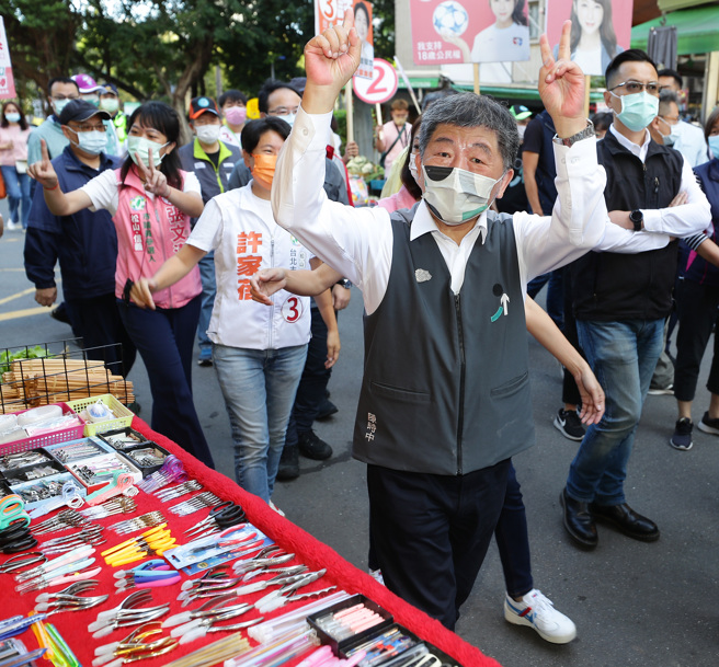 民进党台北市长候选人陈时中19日到光復市场扫街拜票，受到摊商与购物的民眾热烈欢迎。（季志翔摄）