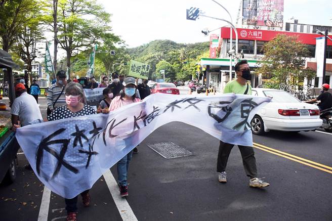 台东县环保团体今天办理反焚化炉游行。（庄哲权摄）