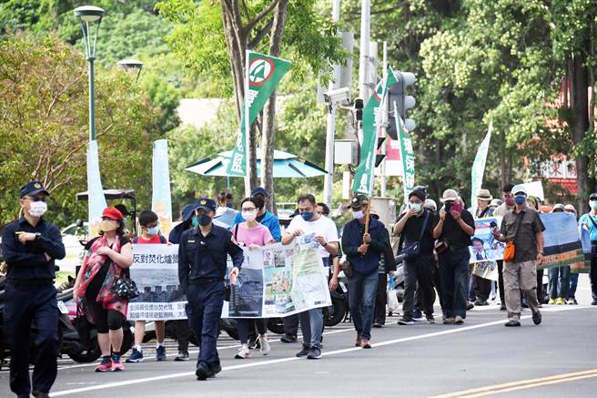 台东县环保团体今天办理反焚化炉游行。（庄哲权摄）