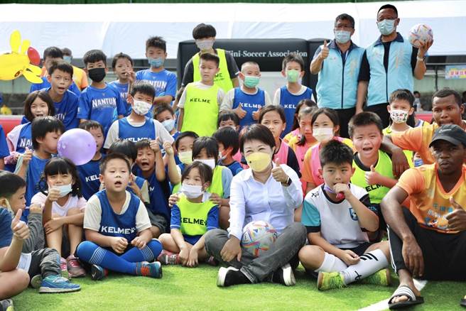 台中市龍井農會19日盛大舉辦創會百年「2022花現龍井」慶祝活動，盧秀燕到場受到現場民眾歡迎，紛紛要求合影。（盧秀燕提供／馮惠宜台中傳真）