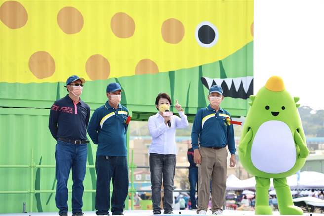 台中市龍井農會舉辦創會百年「2022花現龍井」慶祝活動，台中市長盧秀燕在選前黃金周滿滿行程中受邀參與盛會，與農會、農友同慶。（盧秀燕提供／馮惠宜台中傳真）