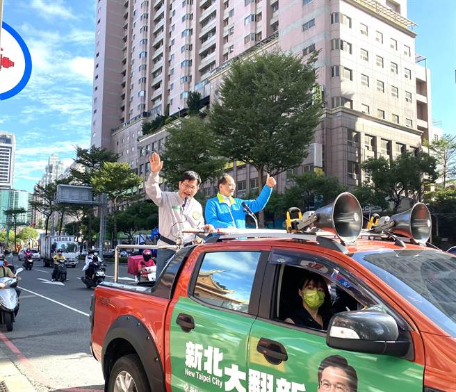 游锡堃、林佳龙今天首度在板桥合体。（李奇叡摄）