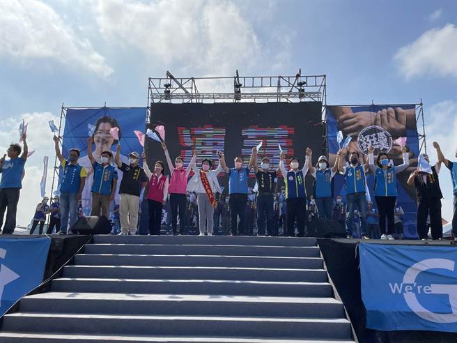 彰化縣長候選人王惠美競選總部19日在和美鎮舉辦北彰場團結造勢，現場湧入上萬人，最後藍營提名各級候選人手拉手，高呼凍蒜。（吳敏菁攝）