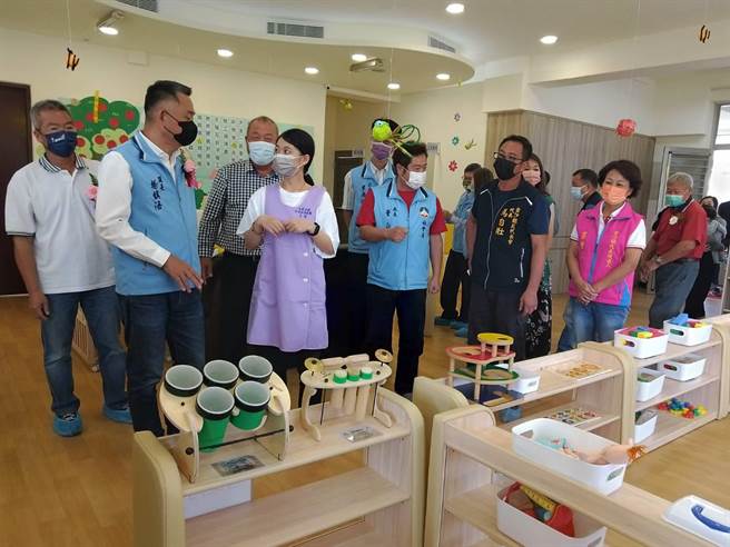 縣長楊鎮浯在服務人員引導下一一參觀托育家園內的各項軟硬體設施與服務(圖／金門縣社會處提供)
