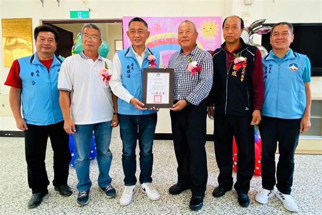 縣長楊鎮浯(左3)與金沙鎮長吳有家(左2)等嘉賓共同頒發感謝狀感謝太武社區的協助(圖／金門縣社會處提供)