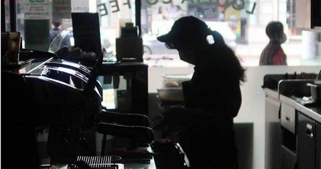 高雄今（19）日又停電，苓雅、新興區共877戶停電，台電正派員搶修中。（示意圖／本報資料照片）