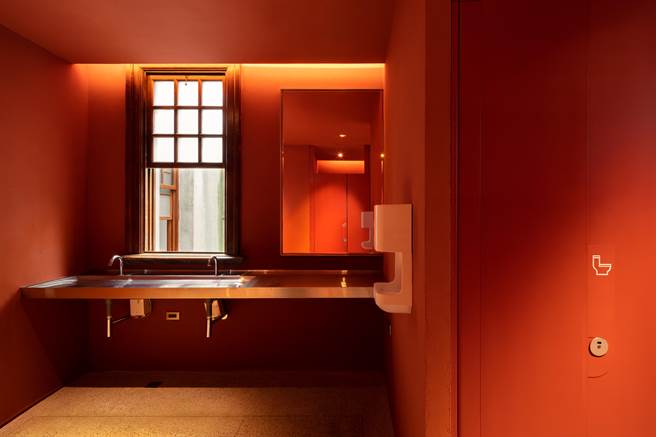 重新改造後的州廳廁所融入設計美學，顛覆傳統刻板印象，宛如置身藝文空間。（新竹市政府提供／王惠慧新竹傳真）